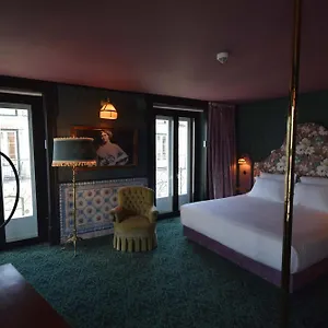 https://penso-amor-madams-lodge.hotels-lisbon-portugal.com